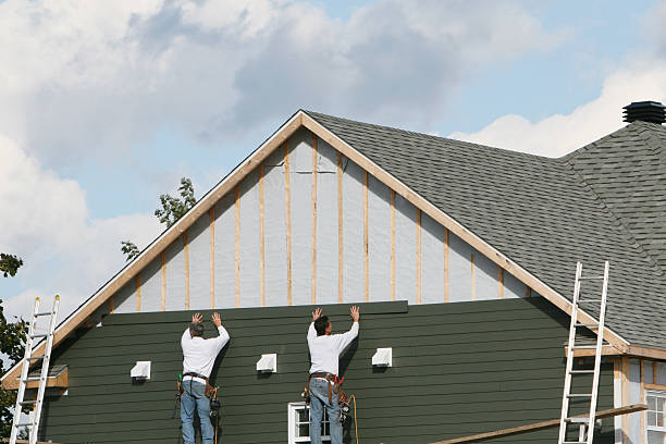 Professional Siding Installation technician working in Darlington, SC